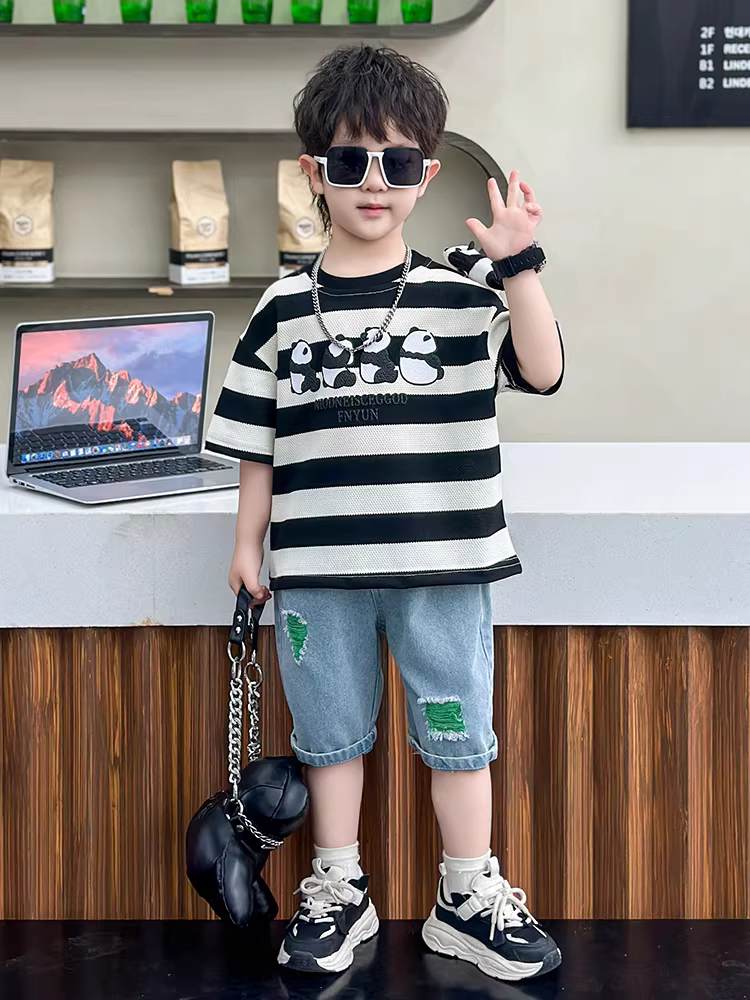 Trang phục mùa hè cho bé trai 2025 kiểu mới, quần áo bé trai cá tính, áo thun sọc ngắn tay, thời trang hè trẻ em, phong cách đường phố hợp xu hướng