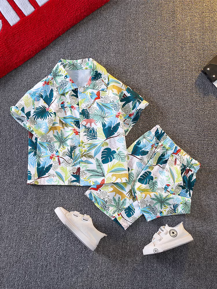 Bộ áo sơ mi hè bé trai 2025 kiểu mới thời trang trẻ em phong cách Hồng Kông áo hoa đi biển bộ đồ hè hai mảnh