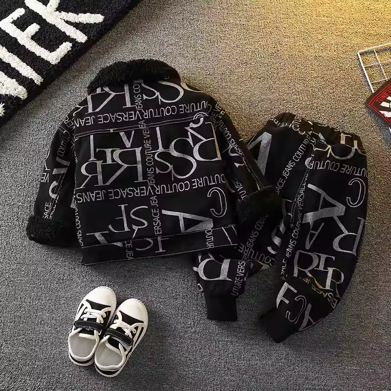 Bộ đồ cotton lót lông cừu cho bé trai, trang phục mùa đông mới 2025, quần áo thời trang cho trẻ em, chất liệu dày dặn và phong cách đường phố hiện đại cho trẻ nhỏ.