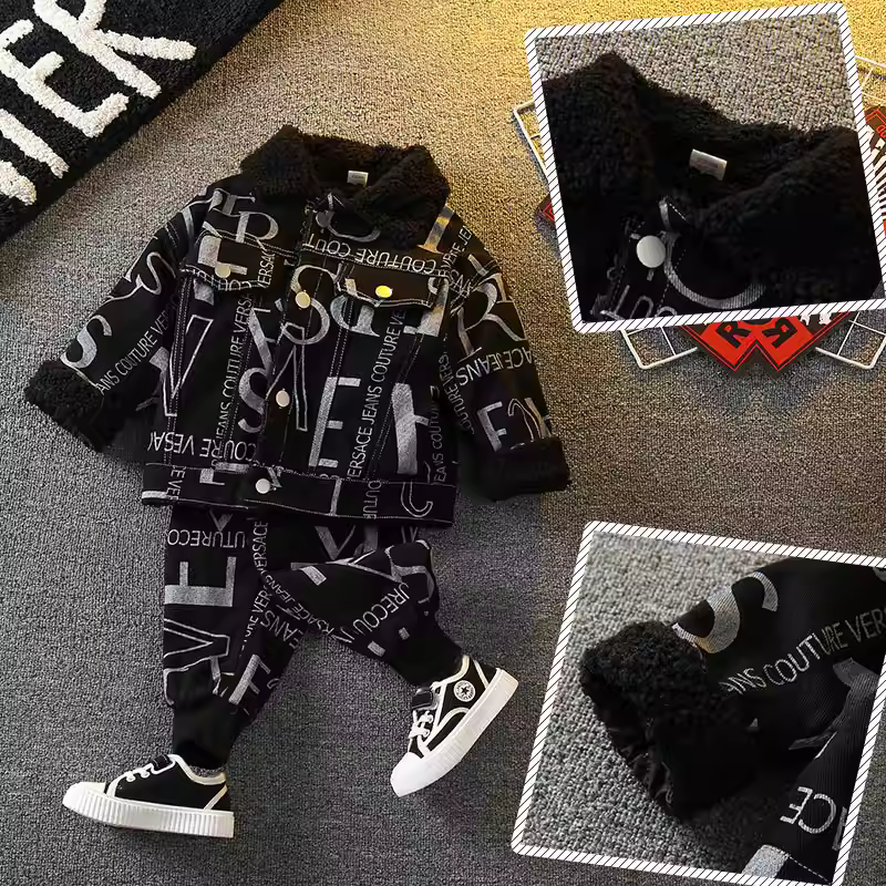 Bộ đồ cotton lót lông cừu cho bé trai, trang phục mùa đông mới 2025, quần áo thời trang cho trẻ em, chất liệu dày dặn và phong cách đường phố hiện đại cho trẻ nhỏ.