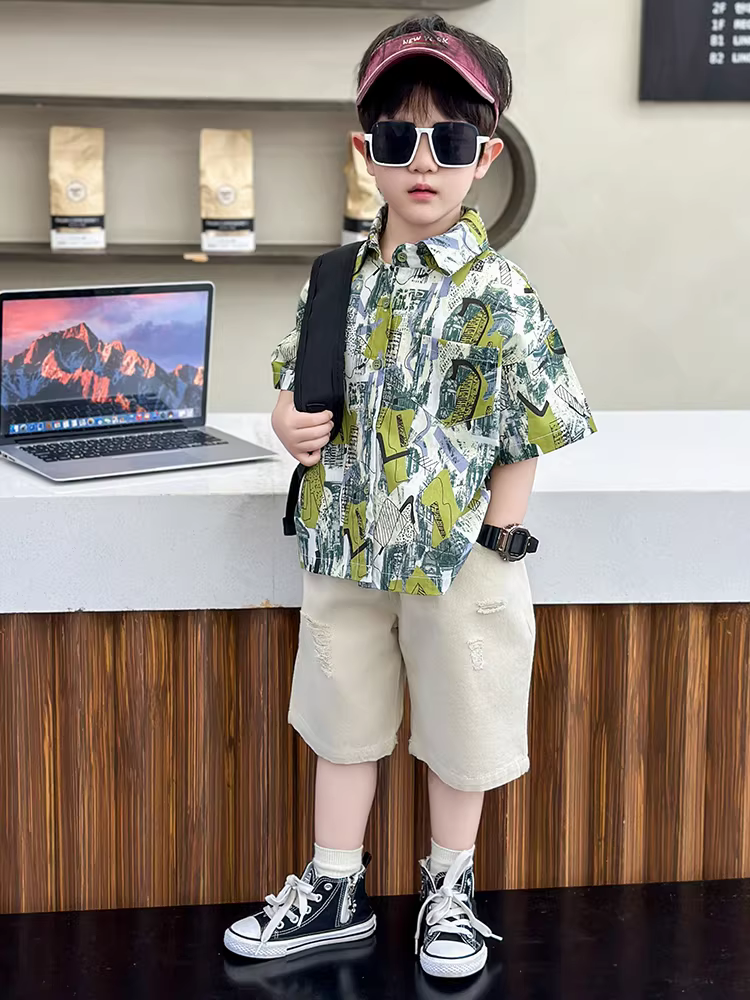 Trang phục hè thời thượng cho bé trai 2025, áo sơ mi ngắn tay phong cách Hồng Kông mới lạ, sành điệu