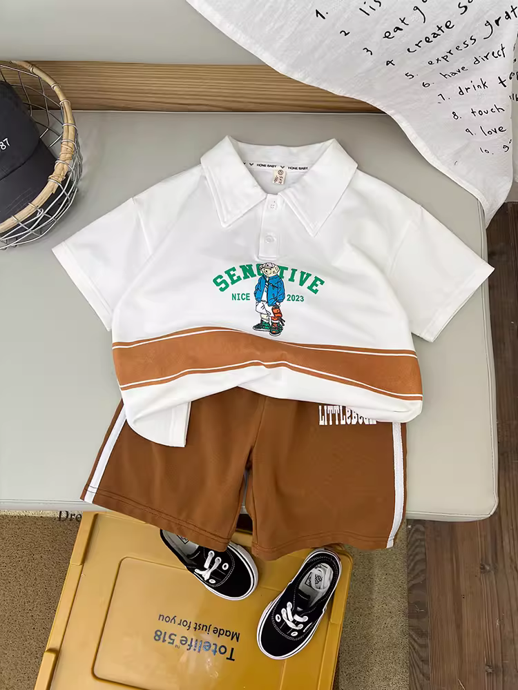 Bộ trang phục mùa hè cho bé trai 2025, kiểu dáng thời trang mới, quần áo trẻ em, áo polo mát mẻ, quần áo trẻ em ngắn tay, thời thượng