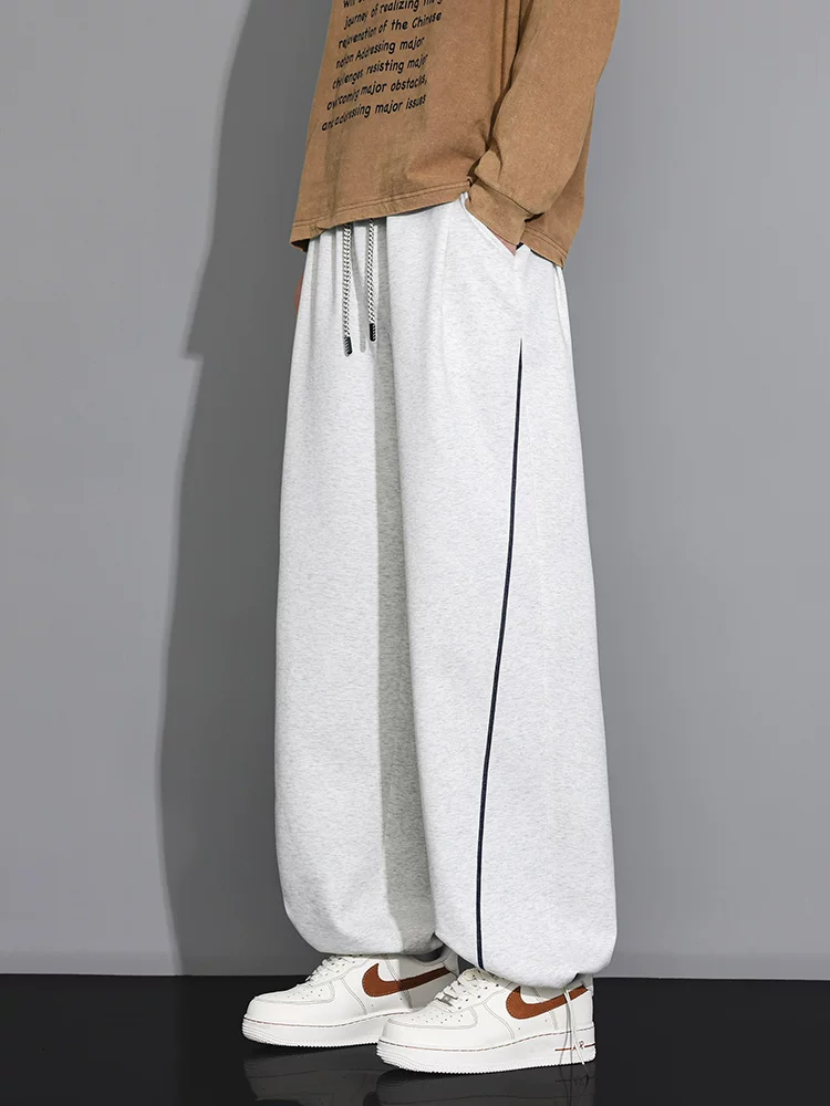 Quần dài nam Jeanswest màu phối, dáng suông, phong cách thường ngày, chất liệu dày dặn, có dây rút, hợp thời trang mùa xuân thu.