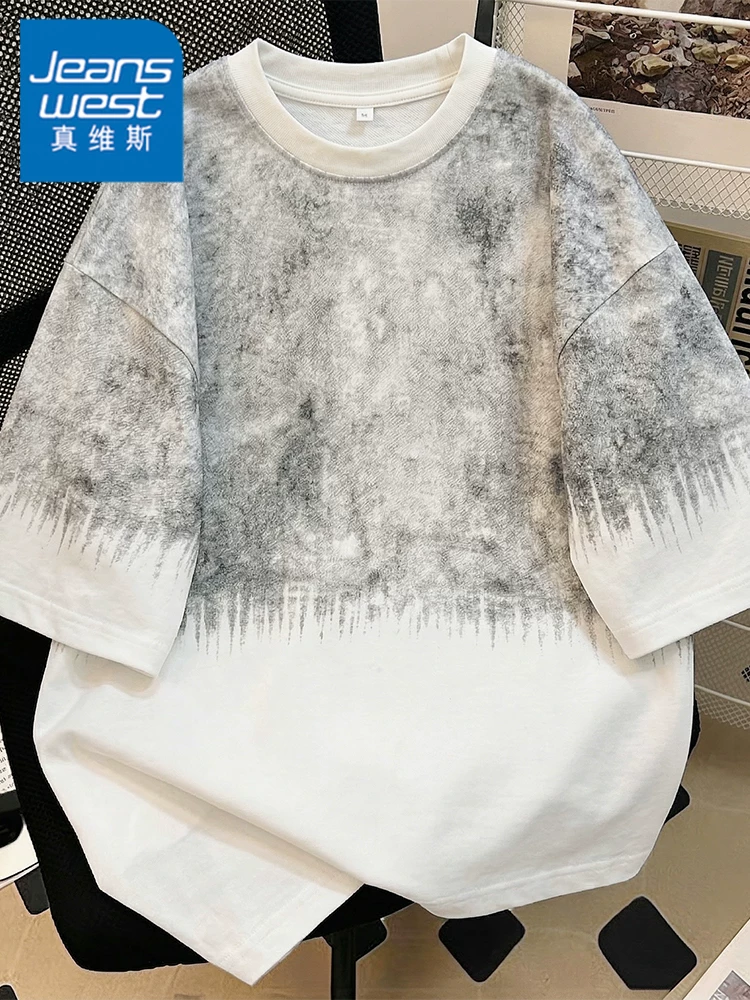 Áo thun in họa tiết graffiti phong cách Mỹ của thương hiệu Jeanswest dành cho nam, kiểu dáng rộng rãi mùa hè, cảm giác cao cấp, chất liệu lụa băng thoáng khí, tay ngắn.