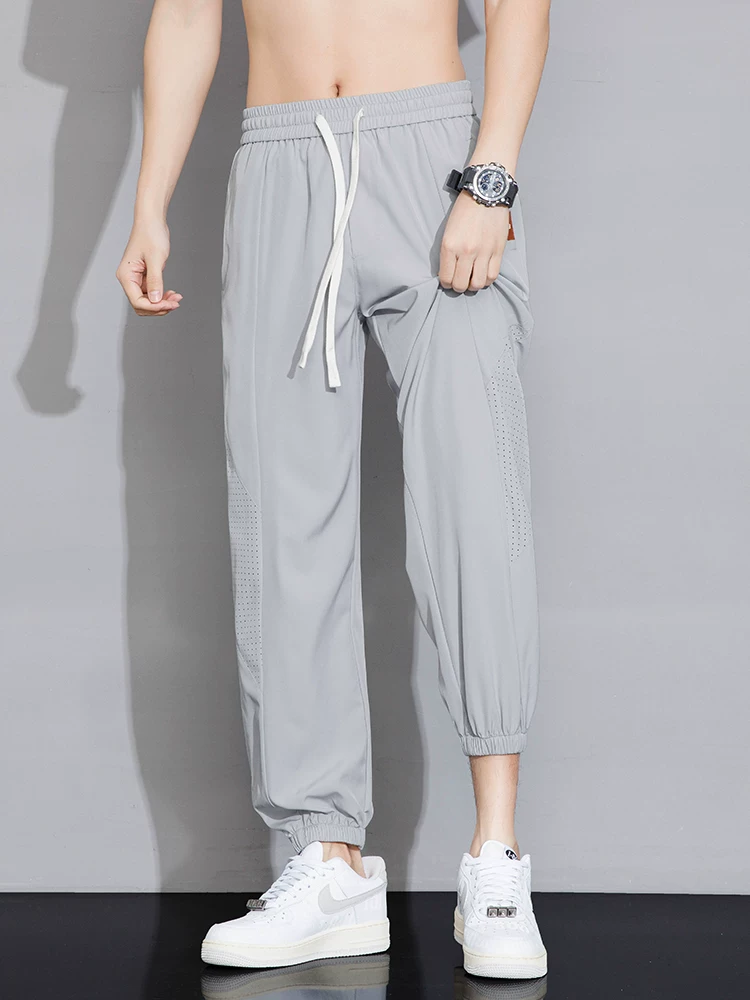 Quần jogger nam Jeanswest 2025 chất liệu lụa đá mỏng, mùa hè, màu trơn, đa năng, dáng rộng, suông, thể thao.