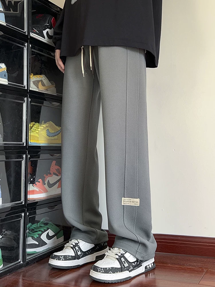 Quần dài nam Jeanswest phong cách Mỹ, màu đen, thời trang, xu hướng mới xuân thu 2026, chất liệu cao cấp, dáng rộng.