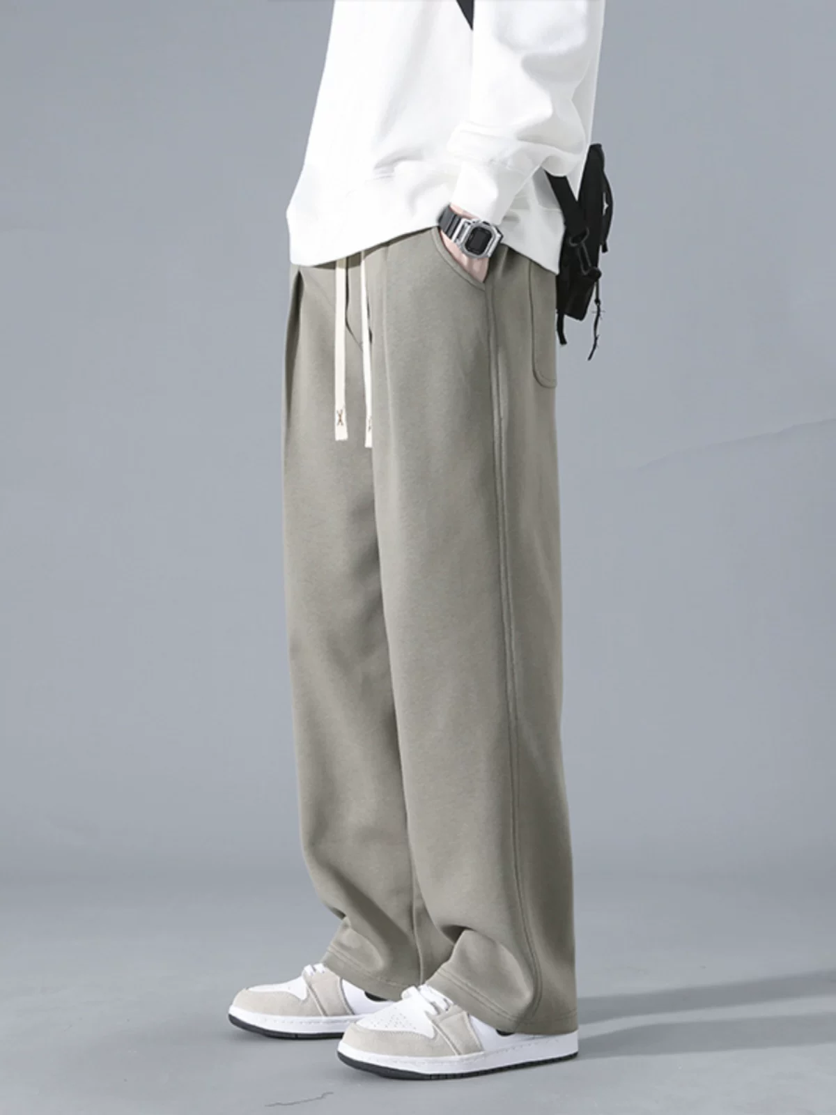 Quần jeanswest đơn sắc đơn giản dành cho nam, phong cách mới mùa xuân thu, quần thể thao ống rộng dáng suông đa năng.