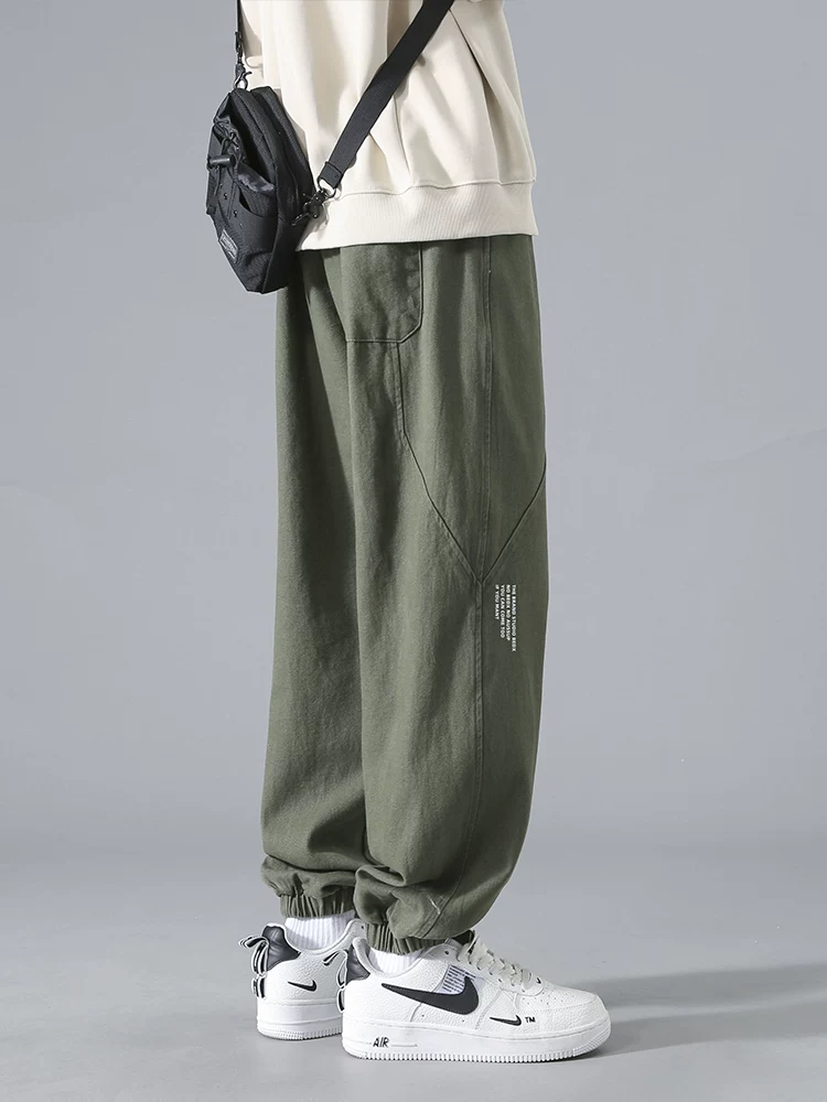 Quần jogger nam Jeanswest kiểu Mỹ, dáng rộng, màu trơn, in chữ, chất liệu dày dặn, đa năng, thích hợp cho mùa thu đông.