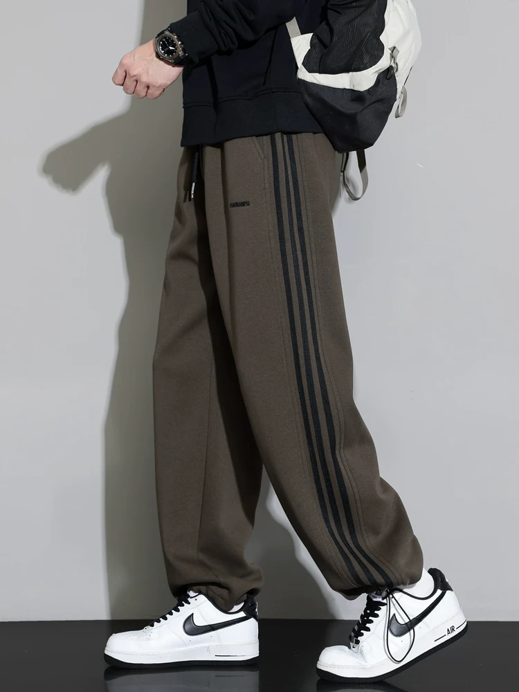 Quần dài nam Jeanswest kiểu Mỹ, ống đứng, ba sọc, phong cách thường ngày, mùa xuân thu, dáng rộng, thời trang và cao cấp.