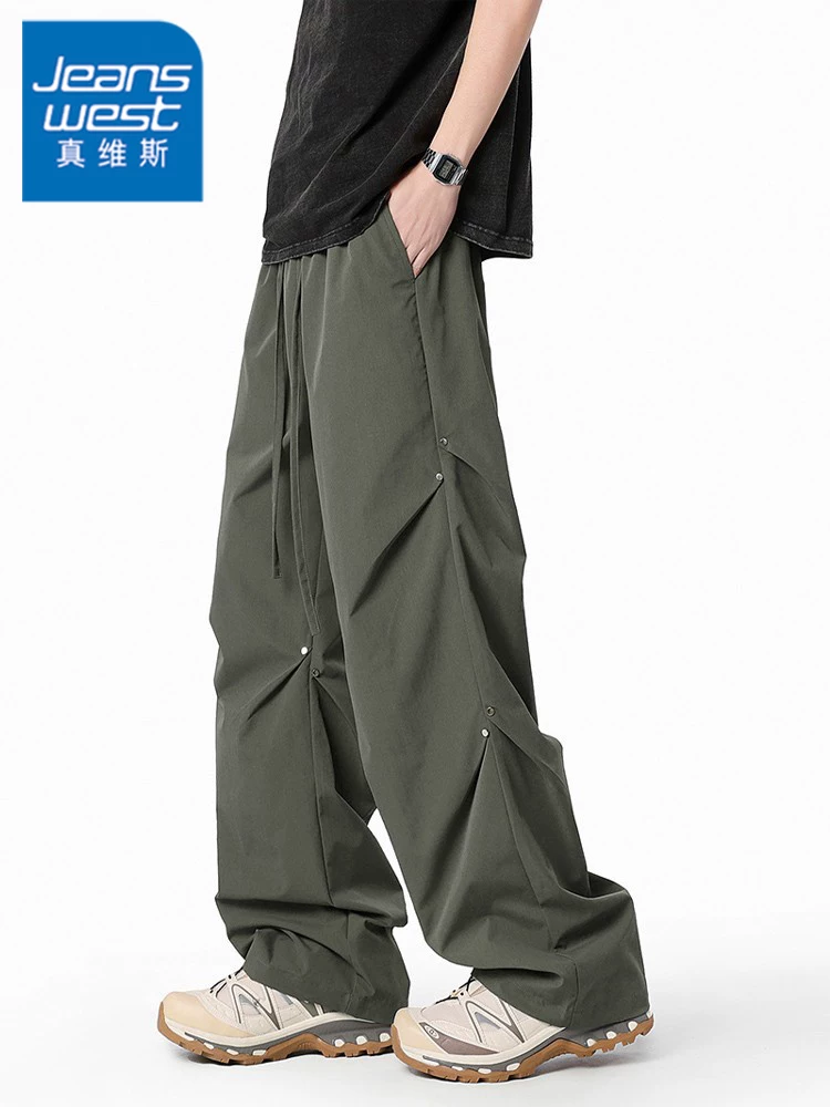 Quần dù xếp ly đính đinh tán Jeanswest dành cho nam, quần ống rộng dáng suông phong cách Mỹ mùa xuân.