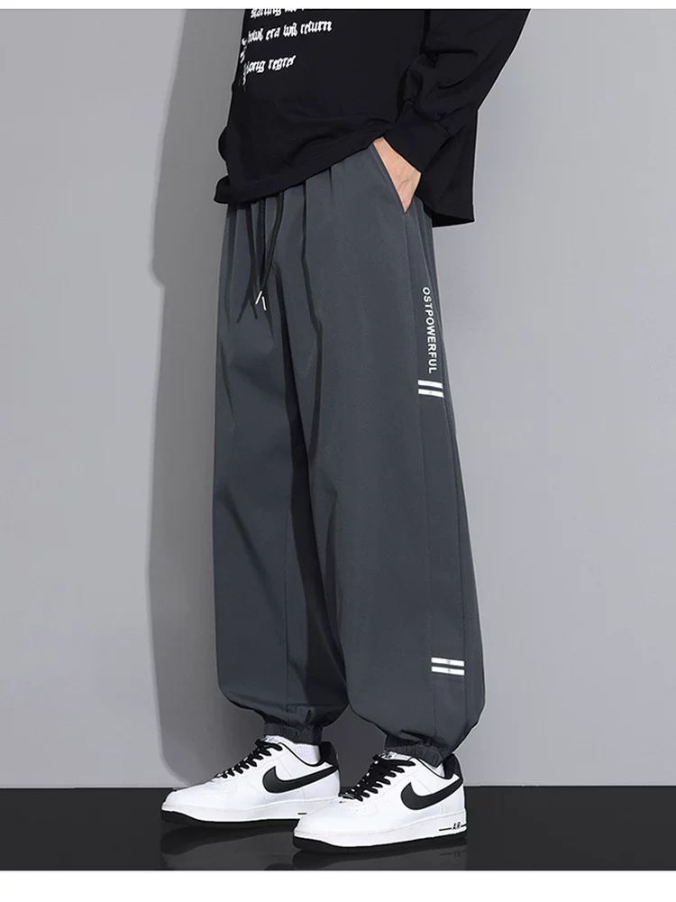 Quần jogger thể thao kẻ sọc có dây rút của Jeanswest dành cho nam, mẫu mới xuân thu 2026, kiểu dáng Mỹ, ống thẳng, rộng rãi, thoải mái.