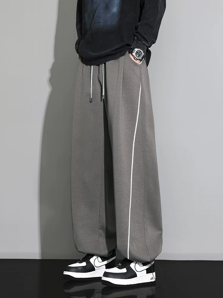 Quần dài nam Jeanswest chất liệu dày dặn, dáng suông rộng rãi, phong cách thường ngày, xu hướng xuân thu, thương hiệu cao cấp, có dây rút, phối màu nổi bật.