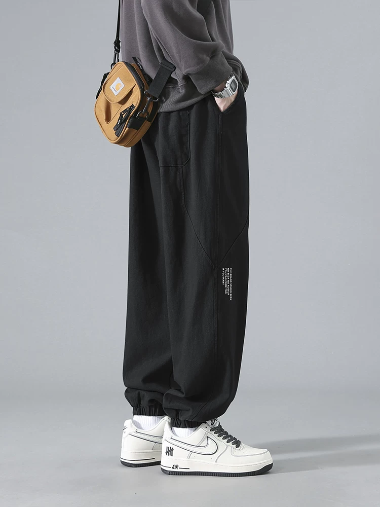 Quần jogger nam Jeanswest kiểu Mỹ, dáng rộng, màu trơn, in chữ, chất liệu dày dặn, đa năng, thích hợp cho mùa thu đông.
