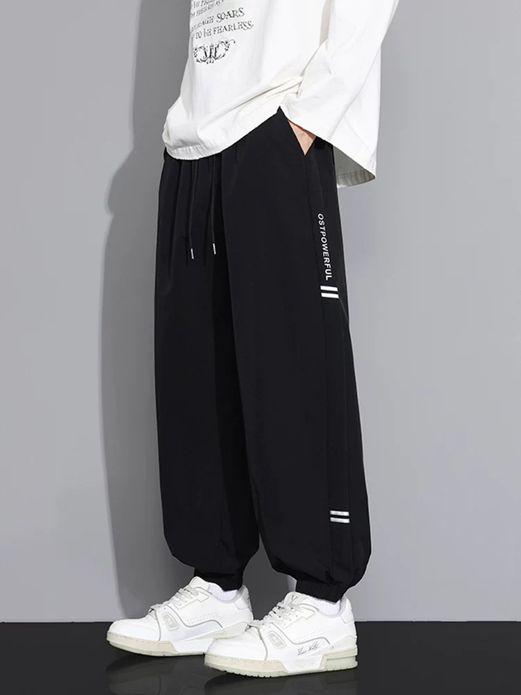 Quần jogger thể thao kẻ sọc có dây rút của Jeanswest dành cho nam, mẫu mới xuân thu 2026, kiểu dáng Mỹ, ống thẳng, rộng rãi, thoải mái.