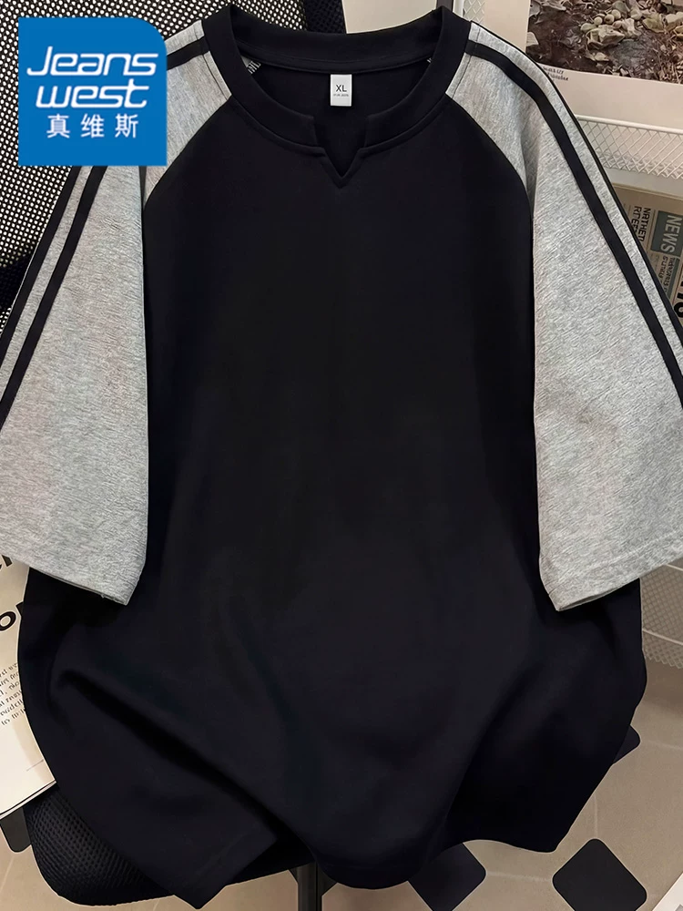 Áo thun nam Jeanswest kiểu Mỹ phối màu kẻ sọc cổ V, mẫu mới hè 2026, thương hiệu thời trang, chất liệu thoáng khí, tay ngắn.