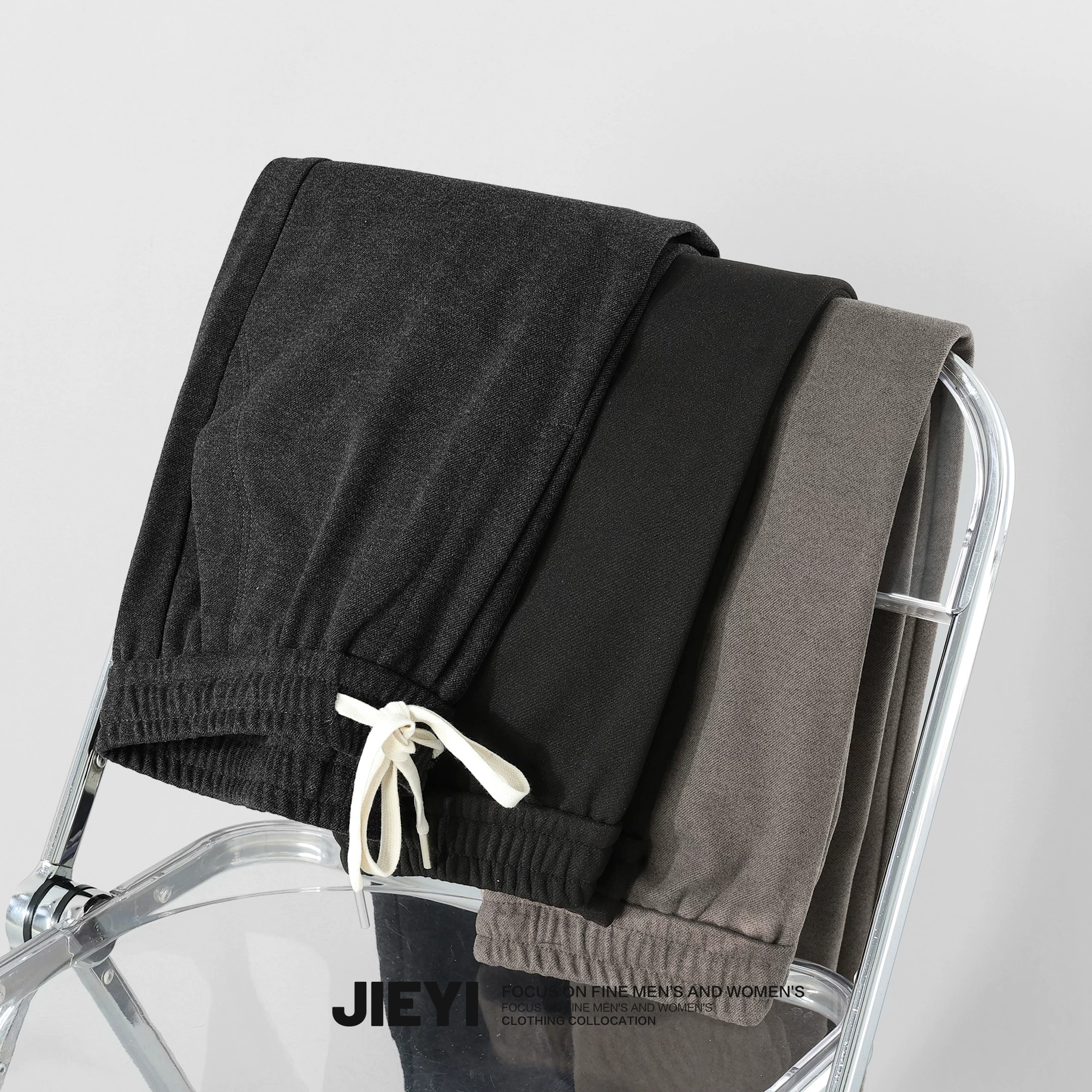 Quần thể thao nam chất liệu len ấm áp, kiểu dáng ôm sát thể thao, có dây thun và dây rút ở eo.