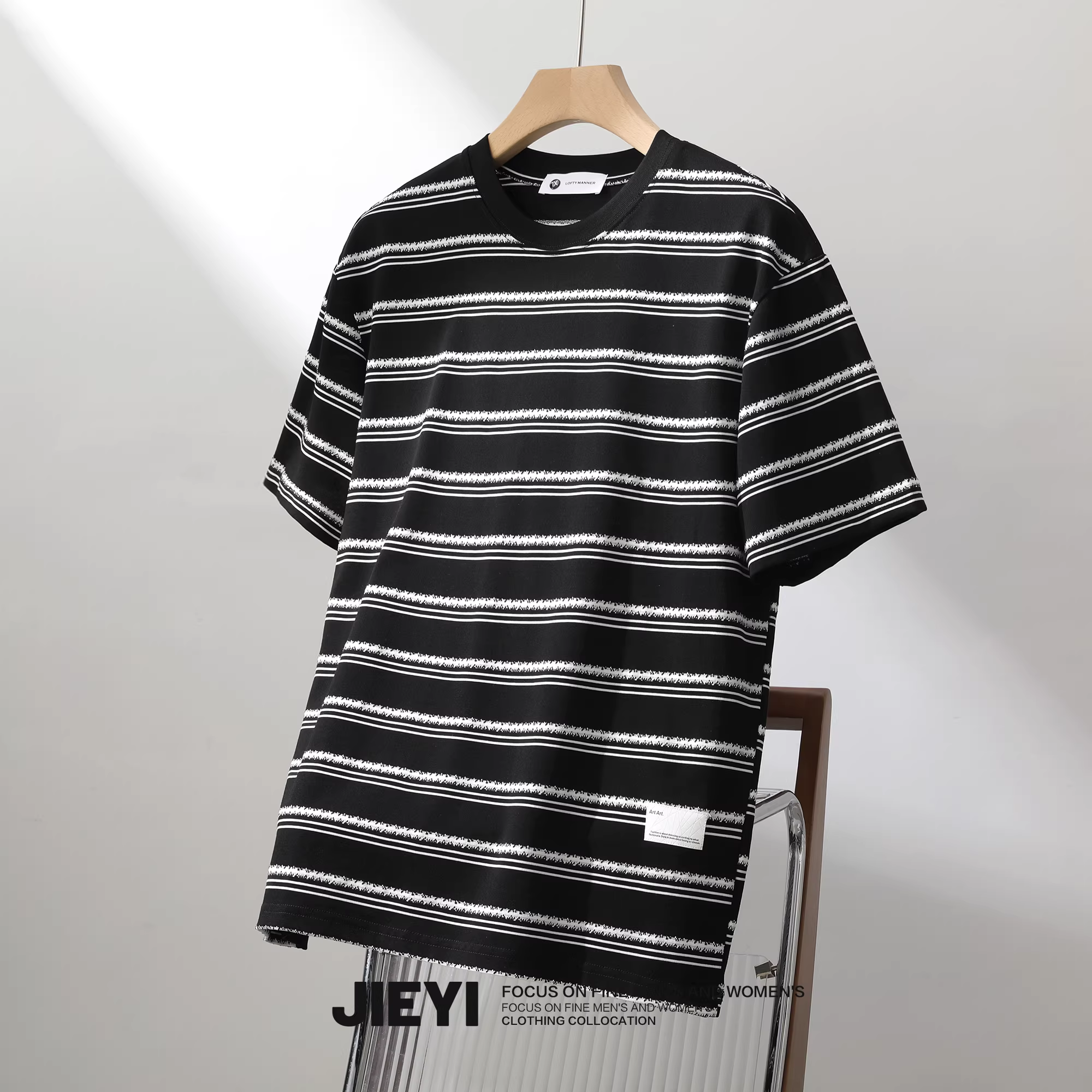 Áo thun nam tay ngắn sọc đen trắng phong cách Chanel mùa hè JIEYI, chất liệu cotton Taigu dày dặn, kiểu dáng hơi rộng, vai xuôi