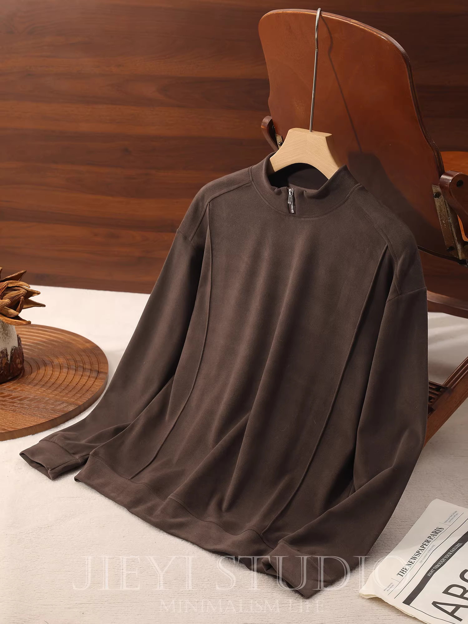 Áo thun nỉ Đức chất liệu nhung trơn màu, thiết kế chia tà, có cổ đứng và khóa kéo nửa thân, màu cà phê đậm, tay dài dành cho nam.
