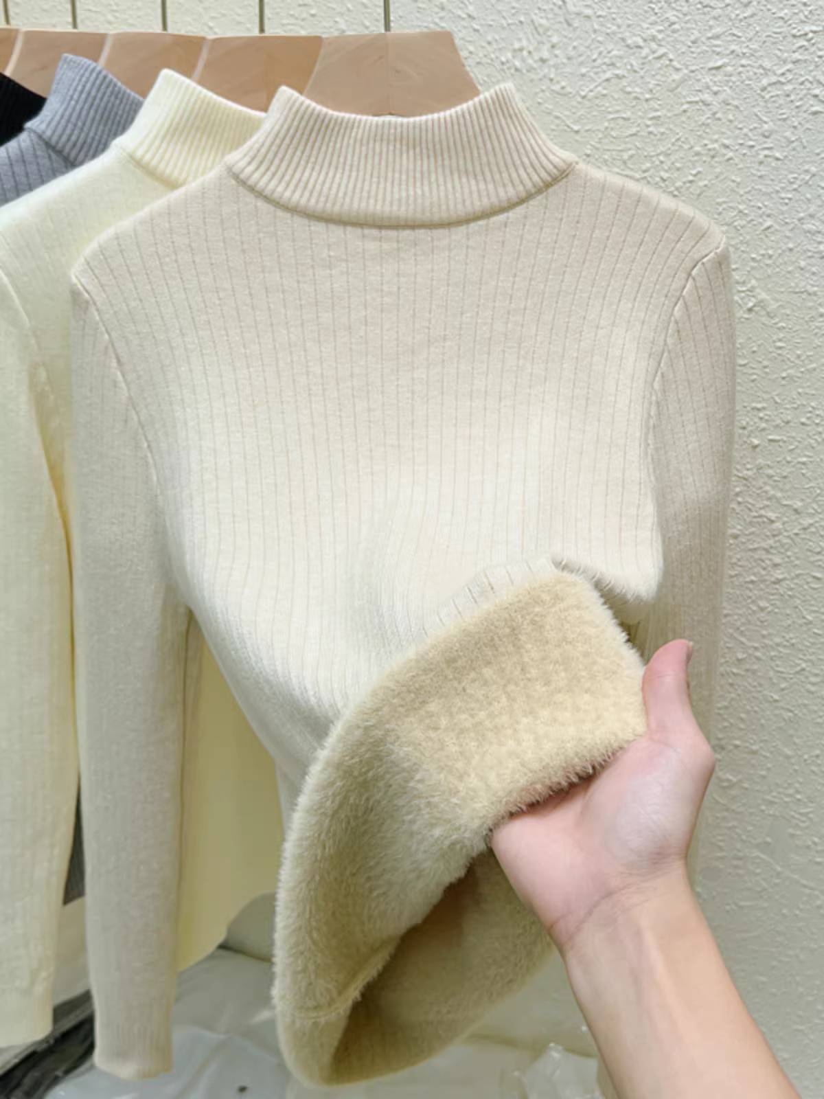 Giảm giá thanh lý quần áo nữ châu Âu, áo len giảm giá, áo lót dày dặn lót lông cừu mùa thu đông, áo lót dày dặn tích hợp lớp lông cừu.