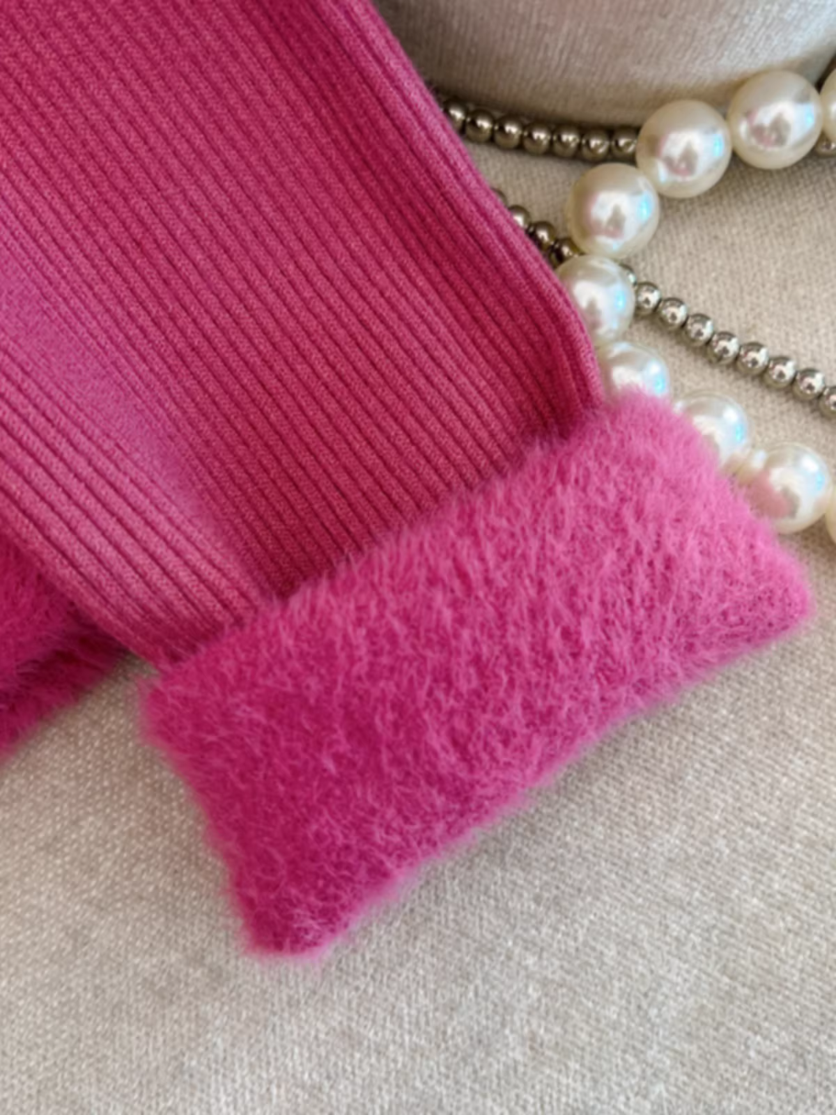 Hàng thanh lý áo nữ có mác cắt, lót lông cừu, dày dặn, áo len cổ cao, kiểu dáng thời trang thu đông.