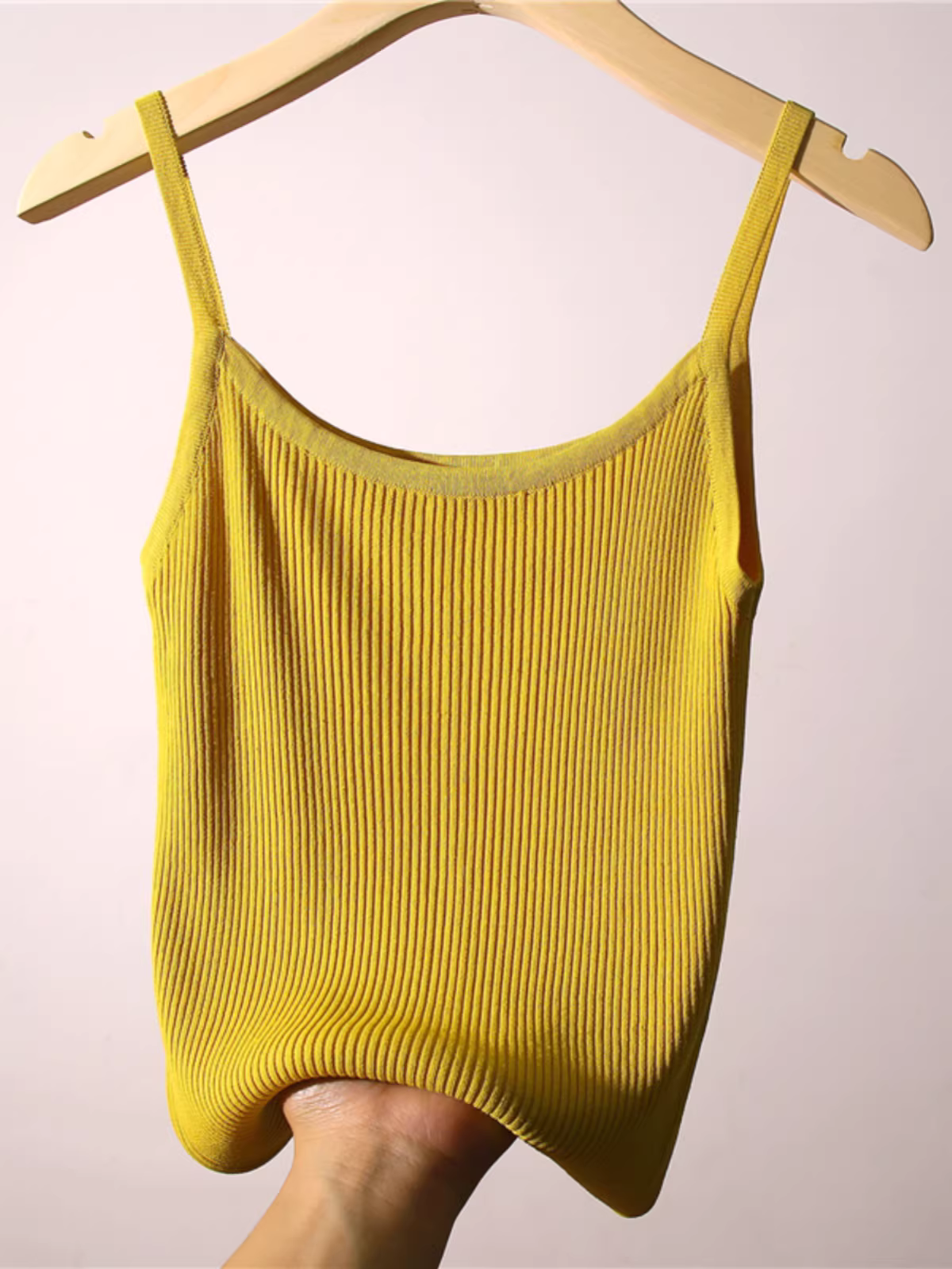 Cửa hàng giảm giá hàng hiệu, quần áo nữ chính hãng, áo camisole cắt nhãn, lớp trong của bộ đồ nữ, lớp lót dệt kim màu vàng, áo khoác ngoài.