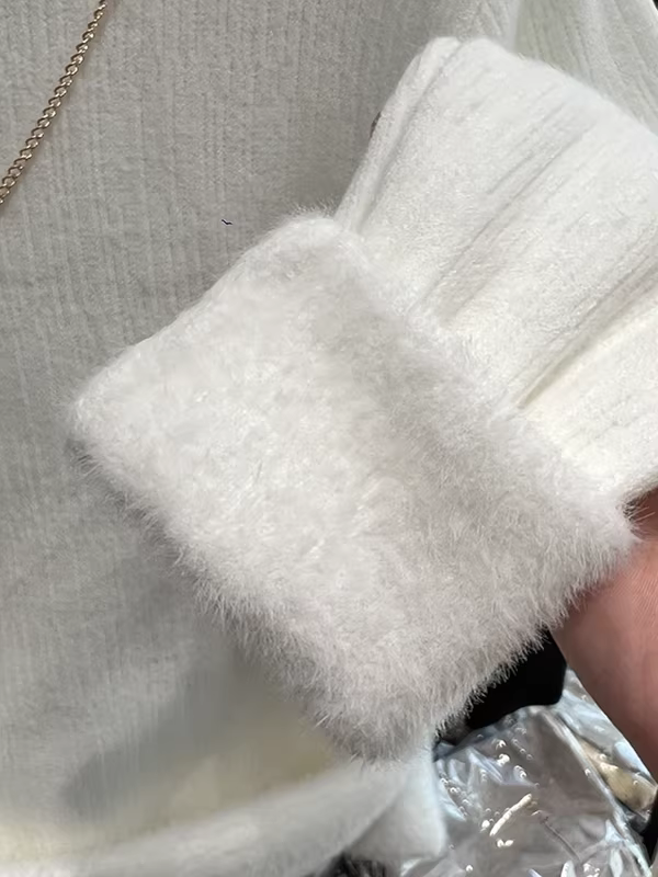 Áo len nữ xuất khẩu Thâm Quyến, chất liệu lông cừu dày dặn, cổ cao, lớp lót bên trong dày dặn, kiểu dáng liền thân, thích hợp cho mùa thu đông.