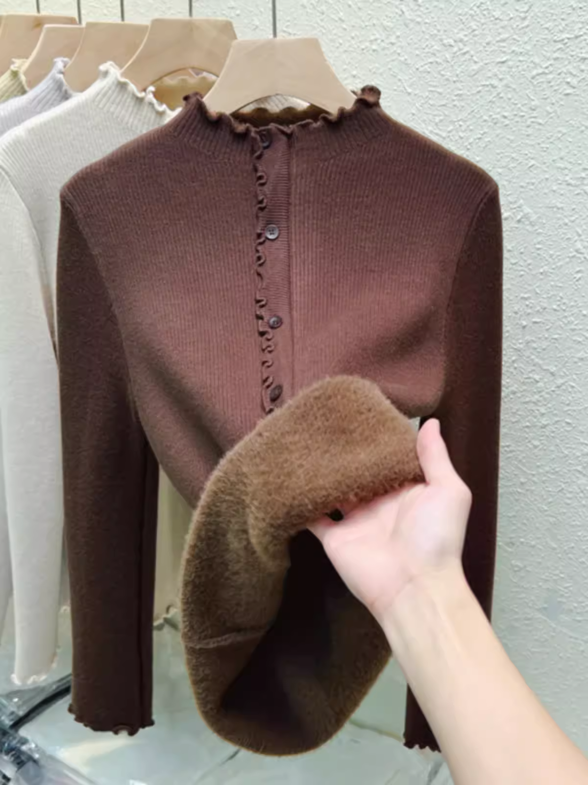 Giảm giá thanh lý quần áo nữ châu Âu, áo len dệt kim lót trong có viền lông giả, dày dặn với viền xếp ly.