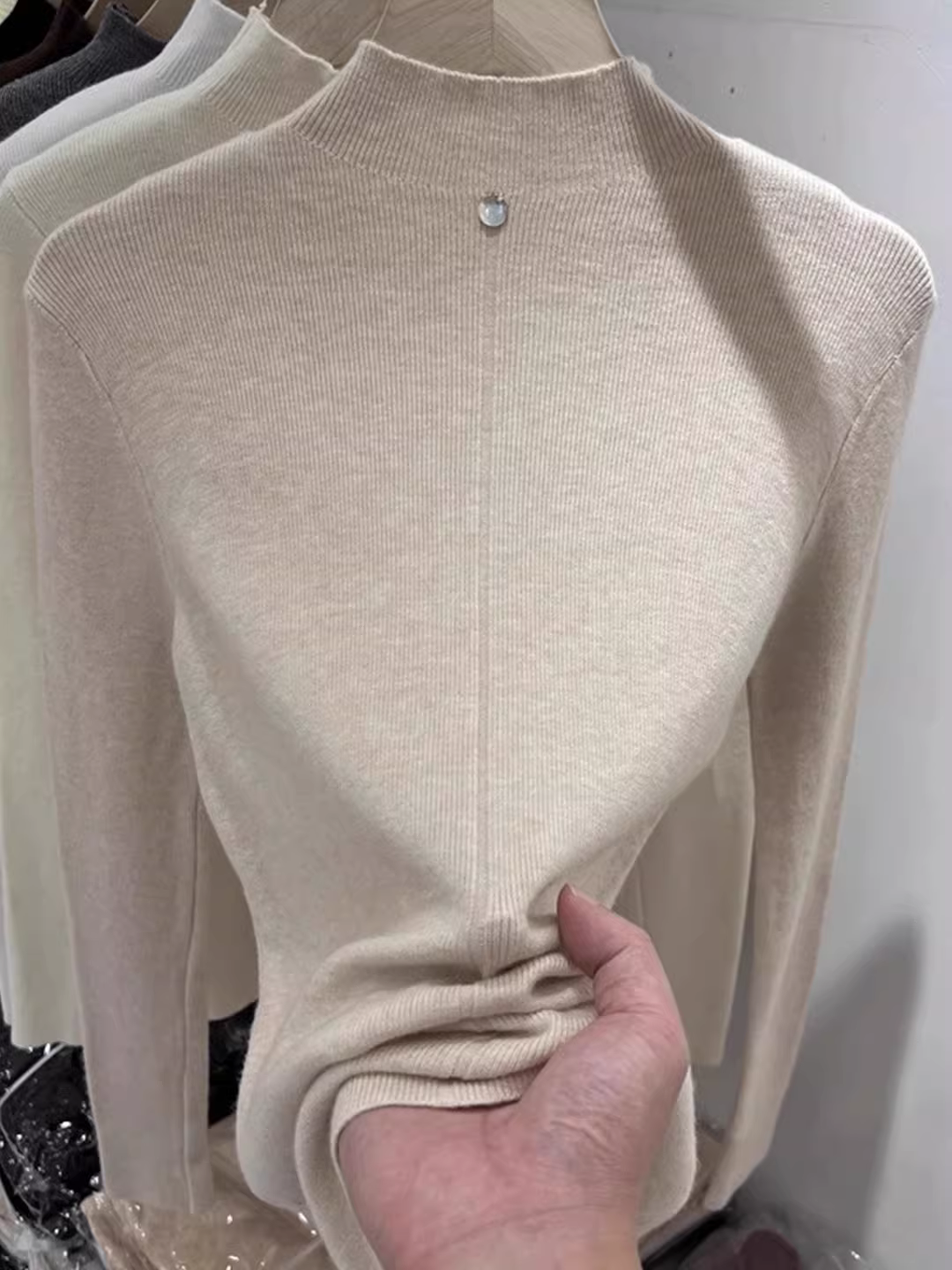 Áo len nữ giảm giá, áo thun cổ lọ nửa cao không nhãn mác, kiểu dáng thu đông mới, áo len ôm dáng.