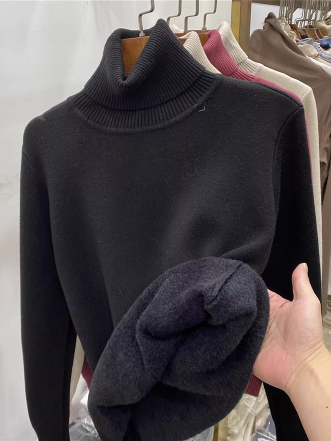 Quần áo nữ giảm giá có thương hiệu, áo len dày có cổ cao có nhãn cắt, lớp trong mùa thu đông, áo lót giữ ấm tích hợp lông cừu, hợp thời trang.