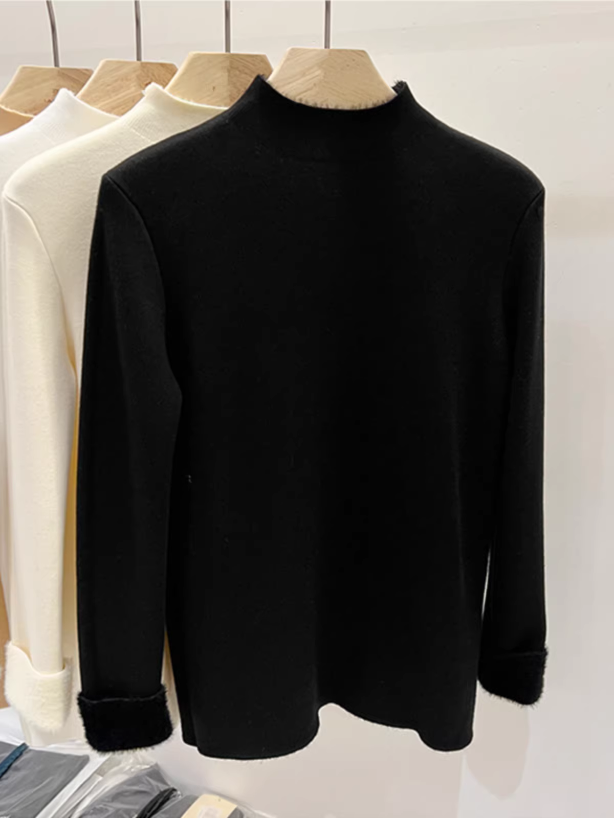 Giảm giá quần áo nữ châu Âu, áo len dệt kim cổ cao nửa cổ giảm giá, có lớp lông cừu tích hợp, lớp bên trong dày dặn, áo lót thời trang.