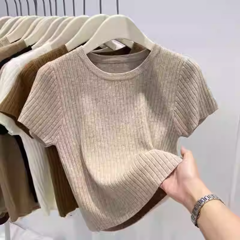 Hàng thanh lý áo nữ, đã gỡ mác, áo thun dệt kim tay ngắn cổ tròn màu trơn, kiểu dáng ôm dáng và thời trang.