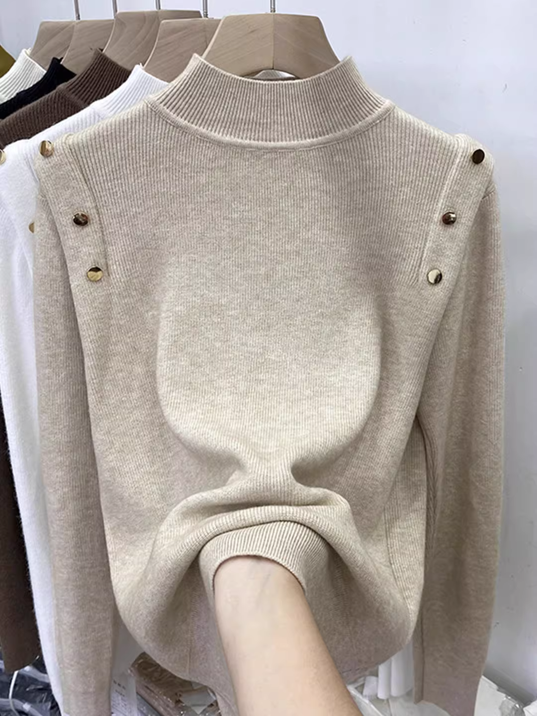 Quần áo nữ giảm giá có thương hiệu, áo len dệt kim cổ cao nửa cổ có nhãn cắt, áo len dài tay mới mùa thu đông để mặc nhiều lớp hoặc mặc một mình.