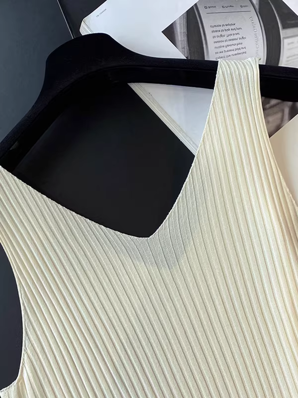 Áo camisole nữ xuất khẩu, kiểu dáng đơn giản ôm body, chất liệu dệt kim sọc, cổ V, không tay, vai rộng, giảm giá.