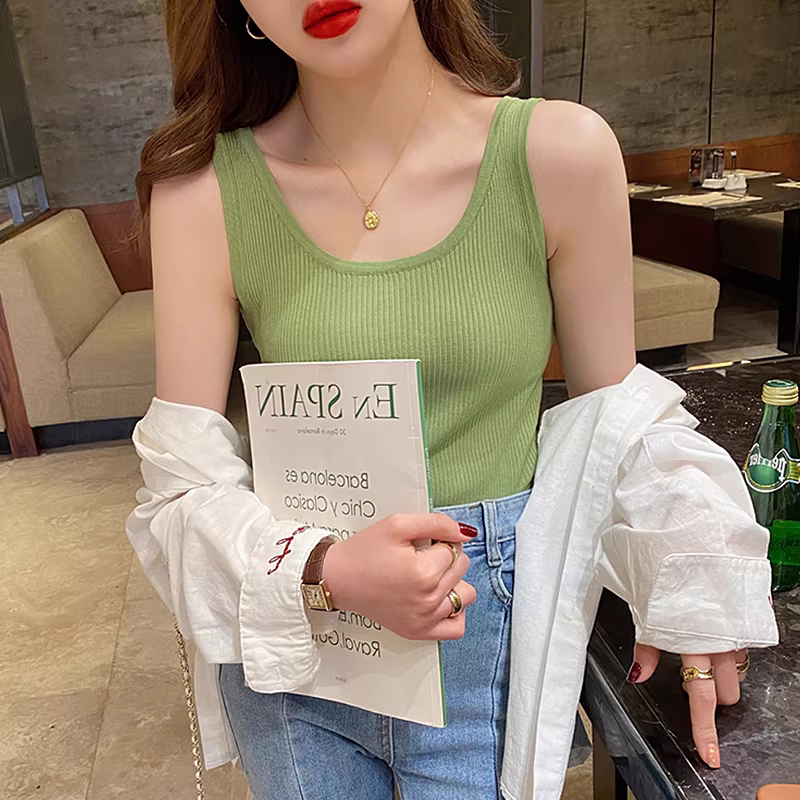 Áo camisole trắng nữ thanh lý, mặc trong vest, chất liệu lụa đá, cổ vuông, dây rộng, kiểu dáng thời trang.