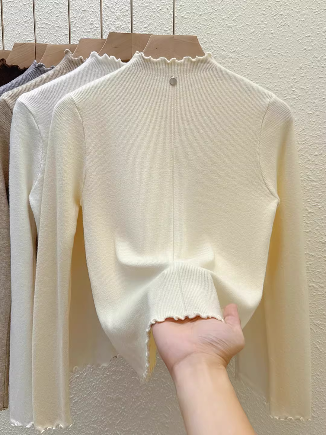 Quần áo nữ giảm giá có thương hiệu, áo sơ mi dệt kim cổ cao nửa cổ có nhãn cắt, lớp bên trong mùa thu đông, dáng ôm, áo len dáng ôm, hợp thời trang.