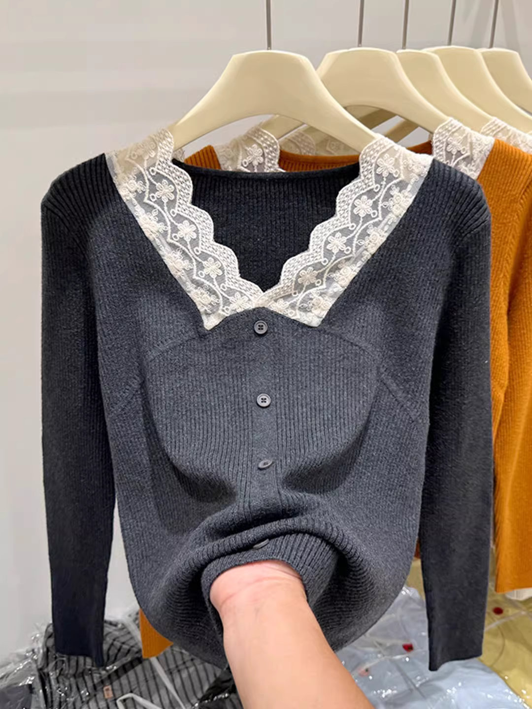 Quần áo nữ giảm giá có thương hiệu, áo sơ mi dệt kim cổ chữ V có nhãn cắt, phối ren, lớp trong mùa thu đông, dáng ôm, áo len giảm béo, hợp thời trang.