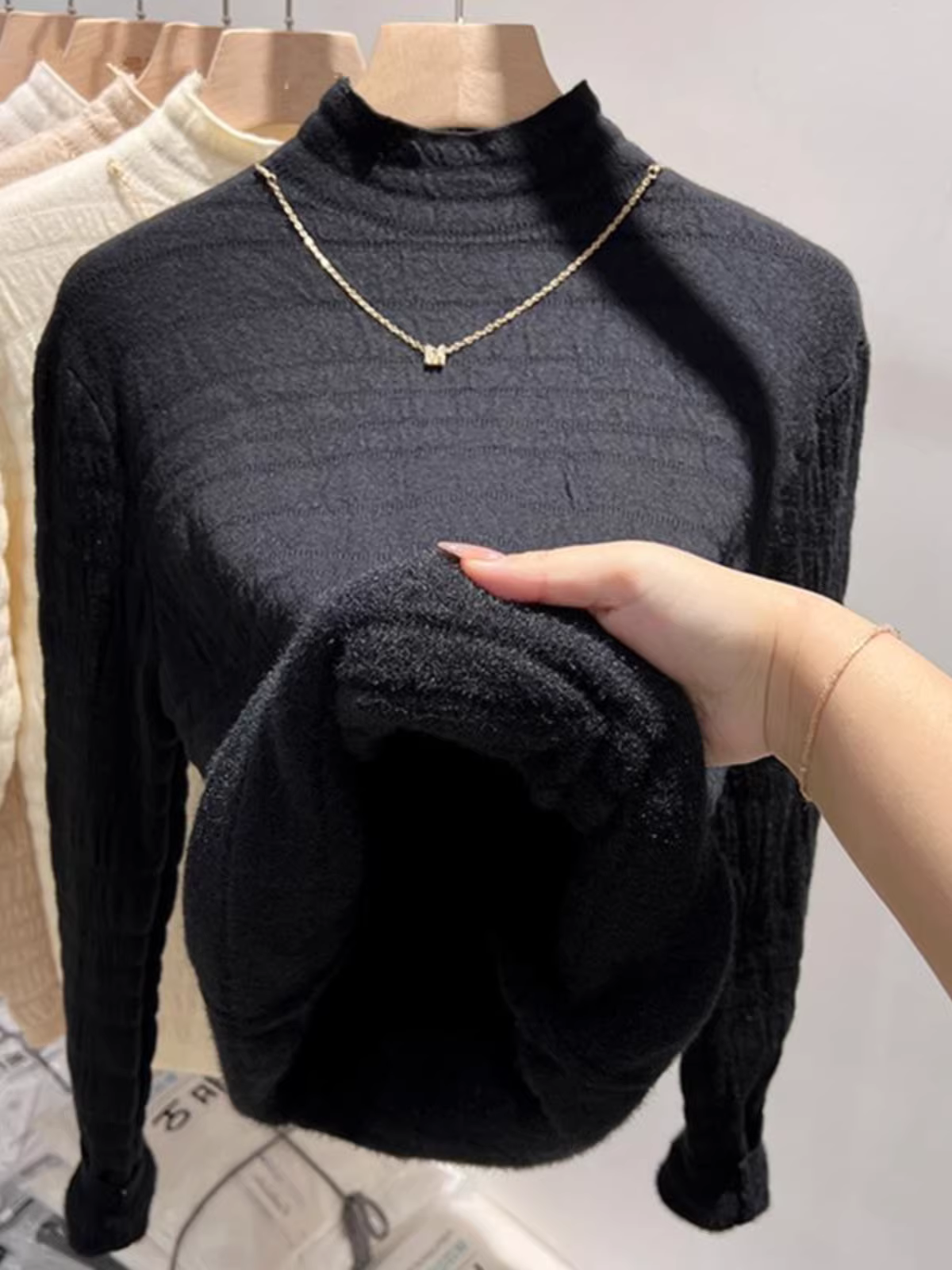 Quần áo nữ châu Âu giảm giá có thương hiệu, thiết kế cắt nhãn, áo len lót lông tích hợp, áo sơ mi dệt kim lót lông mùa thu đông, hợp thời trang.