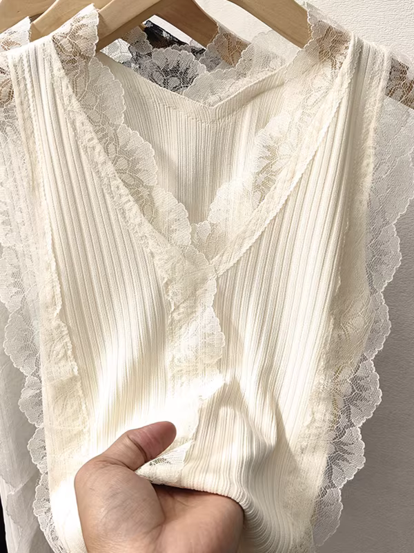 Hàng thanh lý quần áo nữ châu Âu, có mác cắt, cổ chữ V viền ren, áo hai dây gợi cảm, thích hợp mặc bên trong áo blazer hoặc làm áo khoác ngoài, kiểu dáng thời thượng.