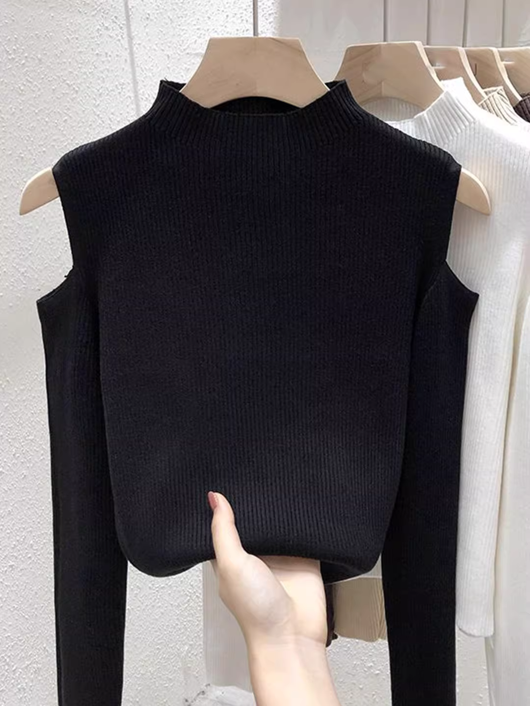 Quần áo nữ giảm giá có thương hiệu, áo sơ mi cổ cao nửa cổ lệch vai, áo dài tay ôm dáng thanh lịch dành cho nữ, áo dài tay thời trang.