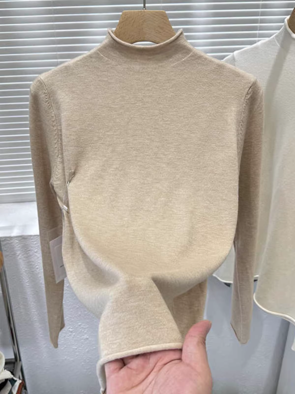 Hàng thanh lý quần áo nữ có mác cắt, áo len cổ nửa cao, áo len ôm sát mùa thu đông, áo len dài tay.