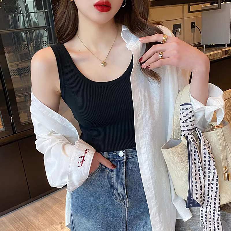 Áo camisole trắng nữ thanh lý, mặc trong vest, chất liệu lụa đá, cổ vuông, dây rộng, kiểu dáng thời trang.