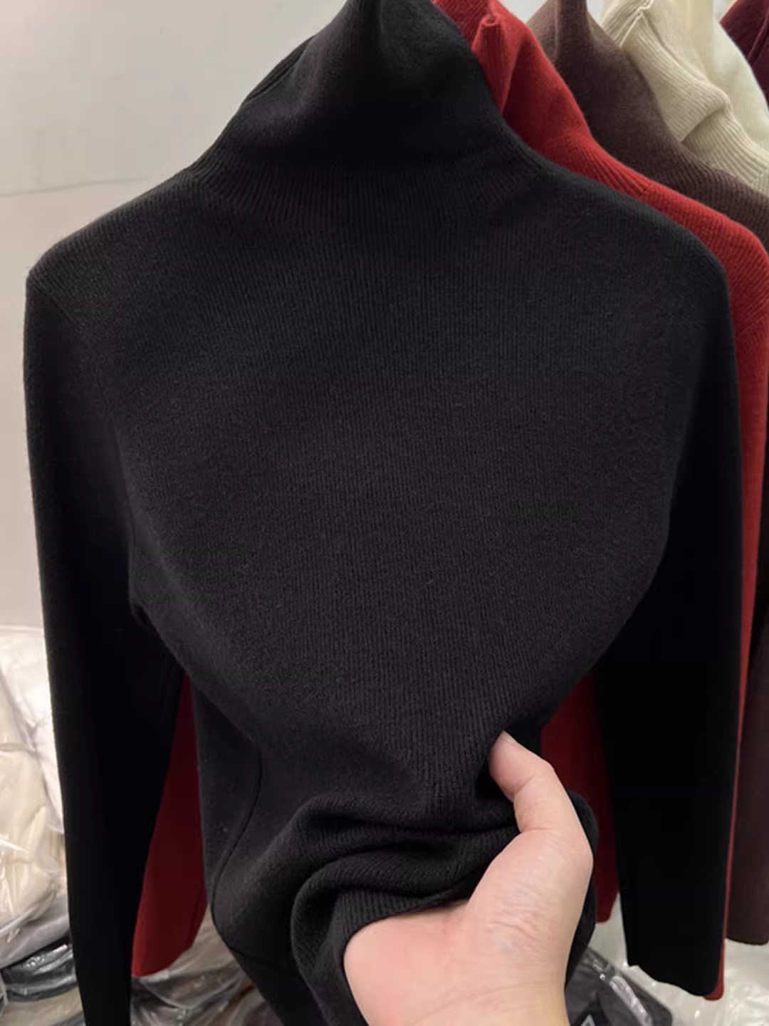 Quần áo nữ giảm giá, áo len cổ cao không nhãn mác, kiểu dáng thu đông mới, áo len ôm dáng, thời thượng.