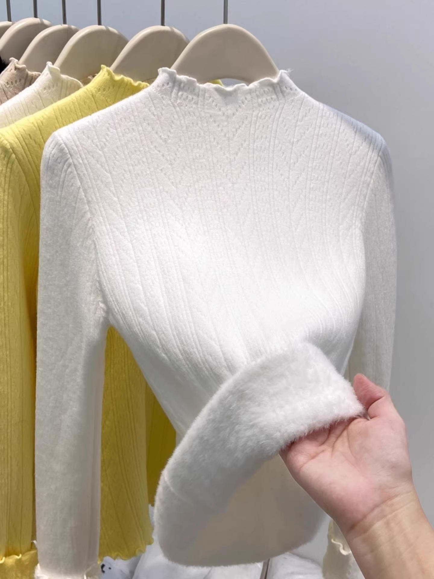 Quần áo nữ giảm giá có thương hiệu, áo len lông cừu tích hợp cổ cao nửa cổ có nhãn cắt, lớp bên trong mùa thu đông, áo dệt kim lót lông cừu và dày dặn.