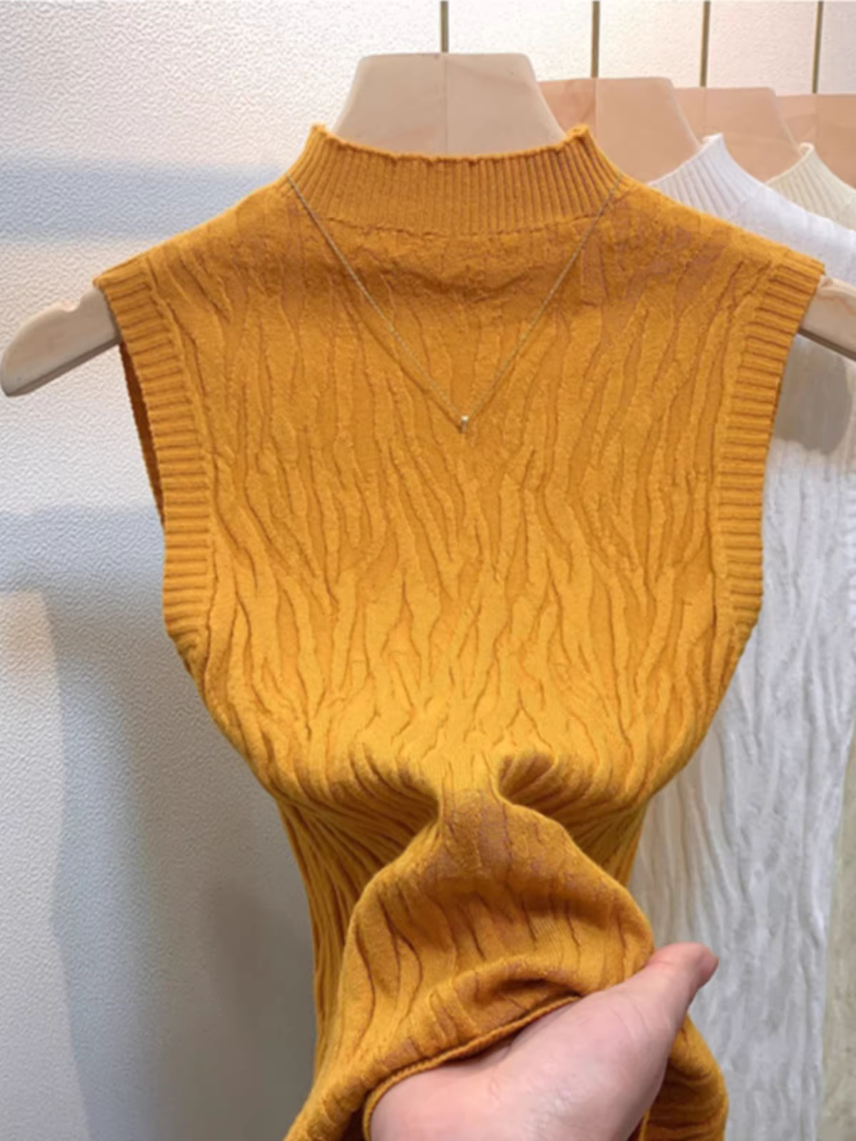 Hàng thanh lý quần áo nữ châu Âu, có mác cắt, áo kiểu dáng độc đáo cổ nửa cao không tay, áo len dệt kim thanh lịch.