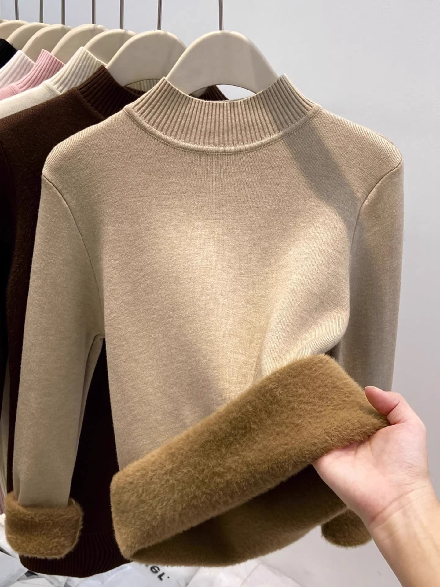 Quần áo nữ giảm giá có thương hiệu, áo len dệt kim có cổ cao nửa cổ kiểu châu Âu, có nhãn cắt, áo len lót lông cừu, áo len lớp trong ấm áp mùa thu đông, áo lớp trong.
