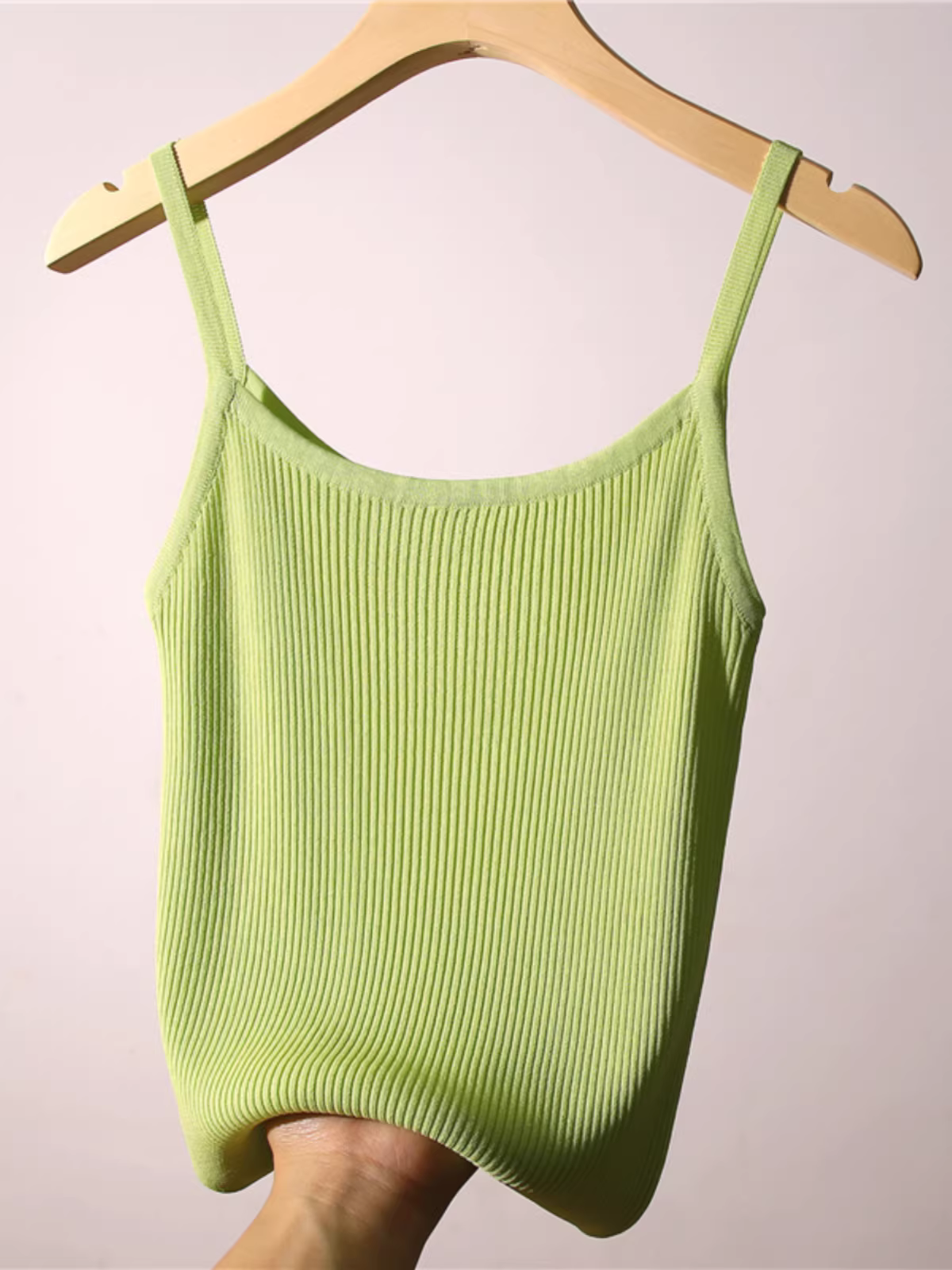 Cửa hàng giảm giá hàng hiệu, quần áo nữ chính hãng, áo camisole cắt nhãn, lớp trong của bộ đồ nữ, lớp lót dệt kim màu vàng, áo khoác ngoài.