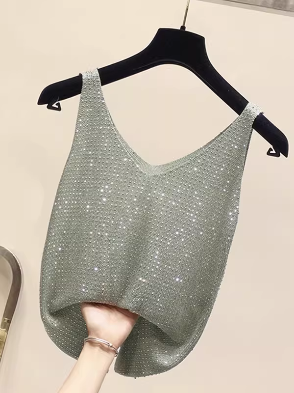 Cửa hàng giảm giá hàng hiệu, quần áo nữ chính hãng, áo camisole cắt nhãn với chỉ sáng bóng, trang trí cầu kỳ bằng đá pha lê, áo khoác ngoài dệt kim không tay, kiểu dáng thời thượng.