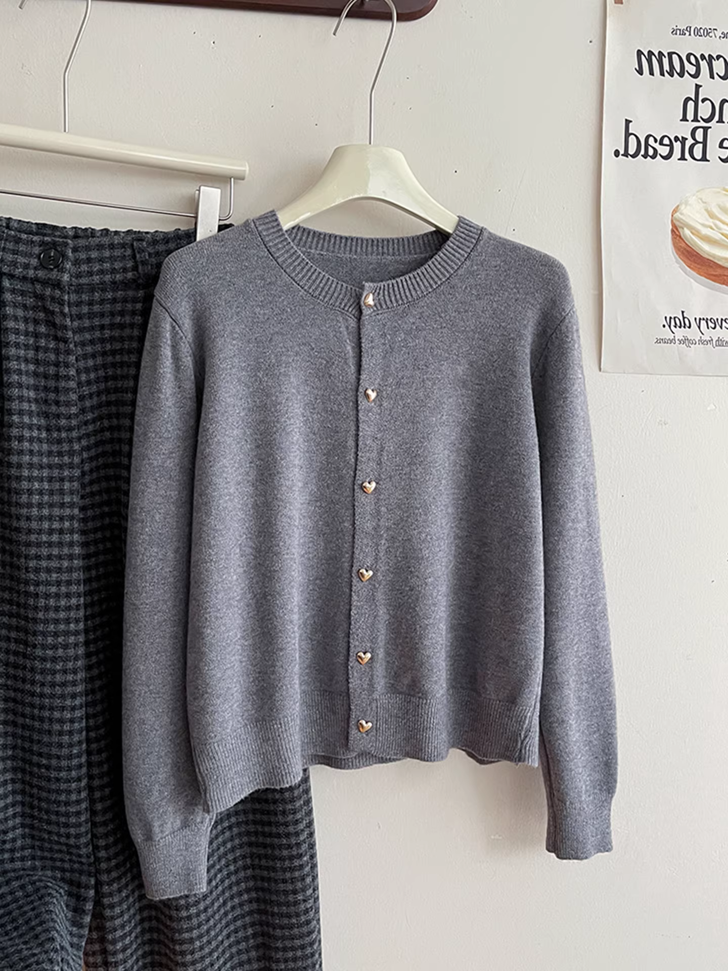 Quần áo nữ giảm giá có thương hiệu, hàng châu Âu cắt mác, áo len đan nút hình trái tim, áo khoác ngoài dáng ôm mới mùa thu đông, hợp thời trang.