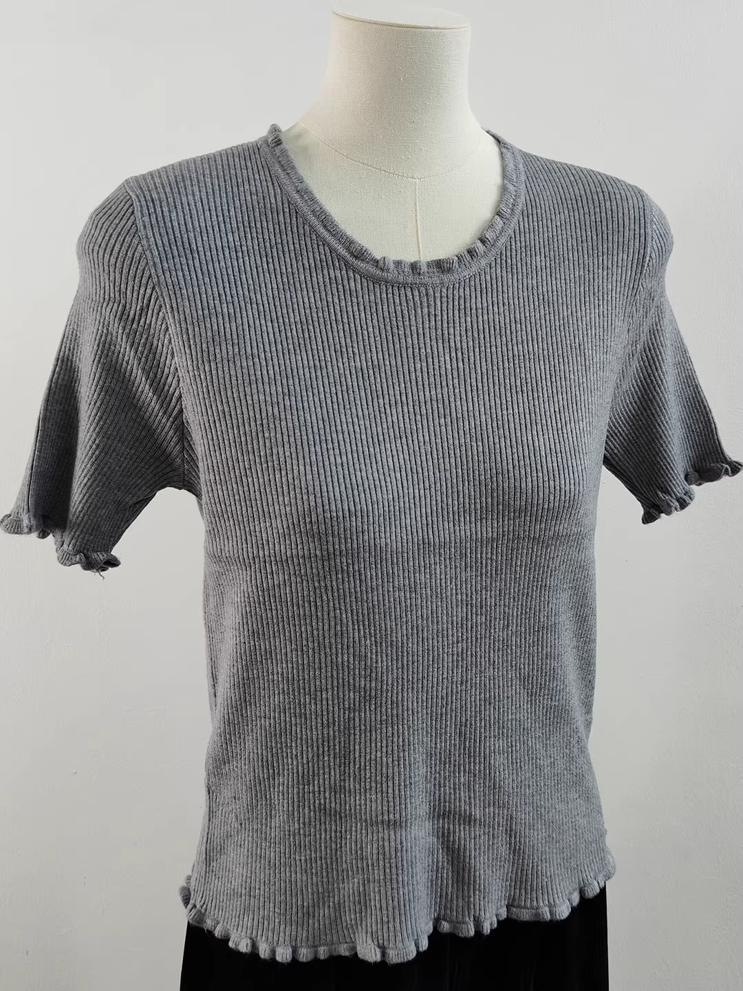 Áo thun nữ hàng hiệu giảm giá, áo len xếp ly cắt nhãn, kiểu dáng ngắn ôm body, thời trang và độc đáo.