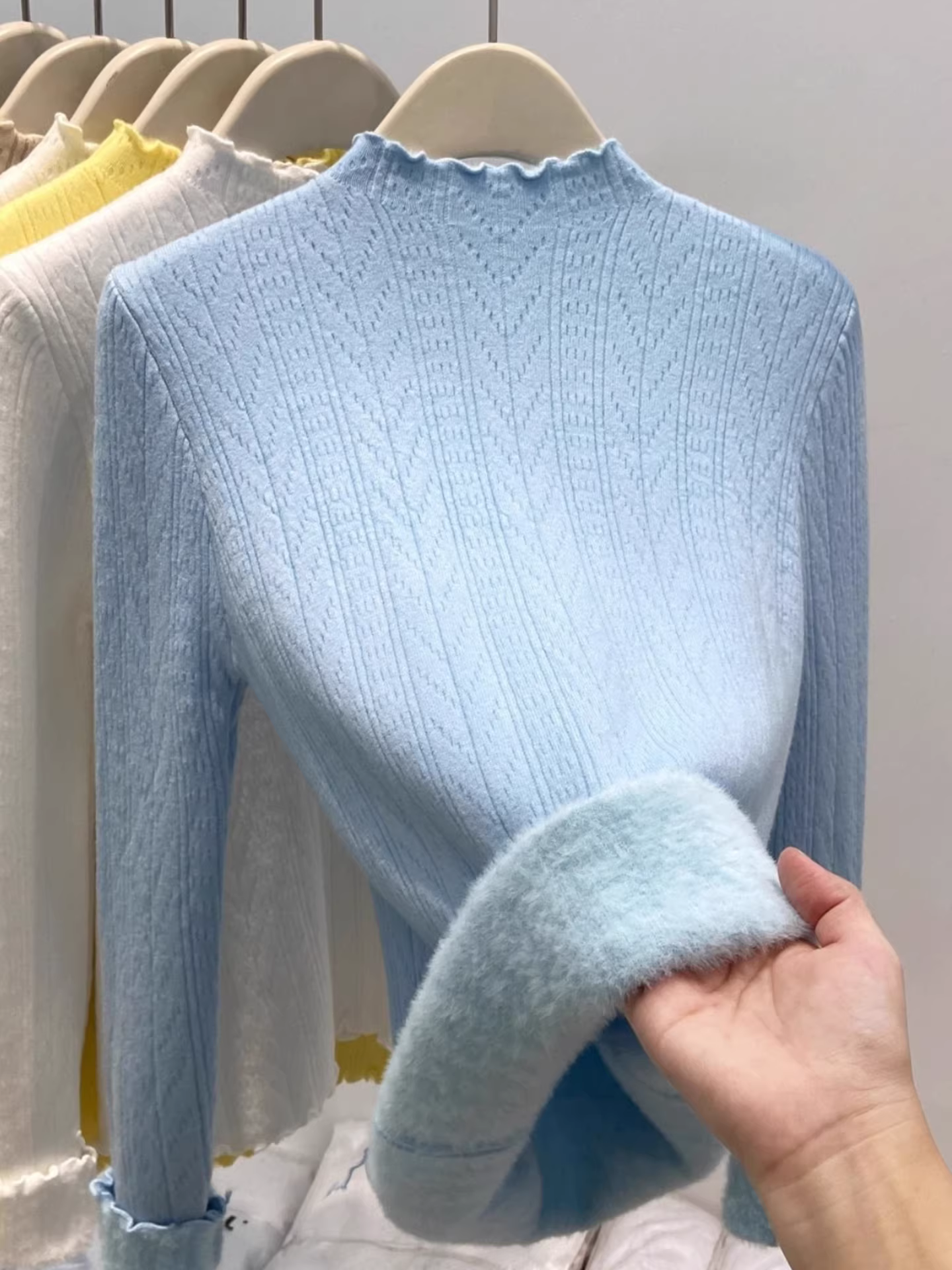 Quần áo nữ giảm giá có thương hiệu, áo len lông cừu tích hợp cổ cao nửa cổ có nhãn cắt, lớp bên trong mùa thu đông, áo dệt kim lót lông cừu và dày dặn.